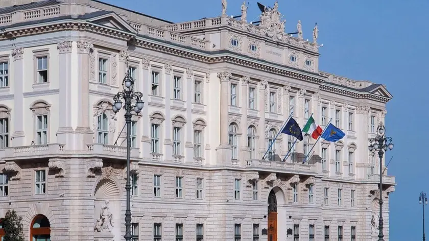 https://images.ilpiccolo.it/view/acePublic/alias/contentid/1snv5fa787ln8lxbfci/0/copia-di-palazzo-regione-fvg_1781034097633_colore1781034844.webp?f=16%3A9&amp;w=840