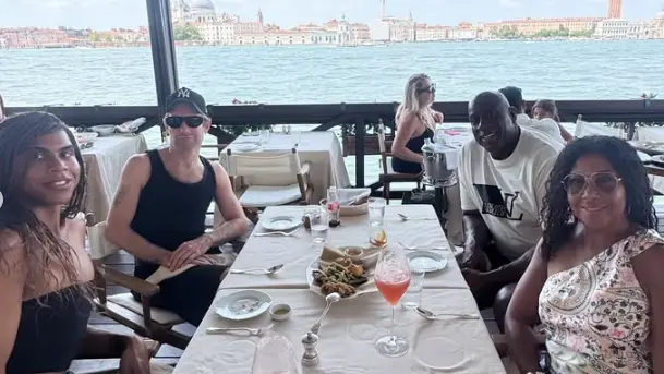 Magic Johnson con la famiglia a Venezia in una foto sui social