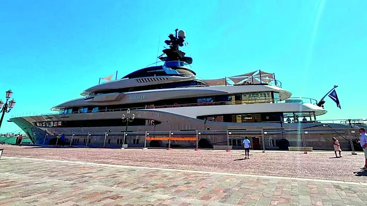 Lo yacht Whisper in Riva Sette Martiri
