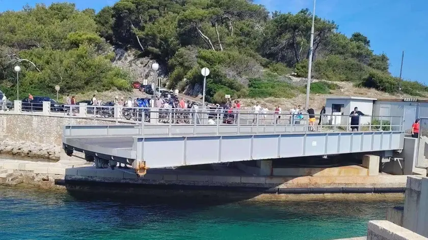 Il ponte girevole rotto a Lussinpiccolo (foto dal profilo social di Ana Kucic).