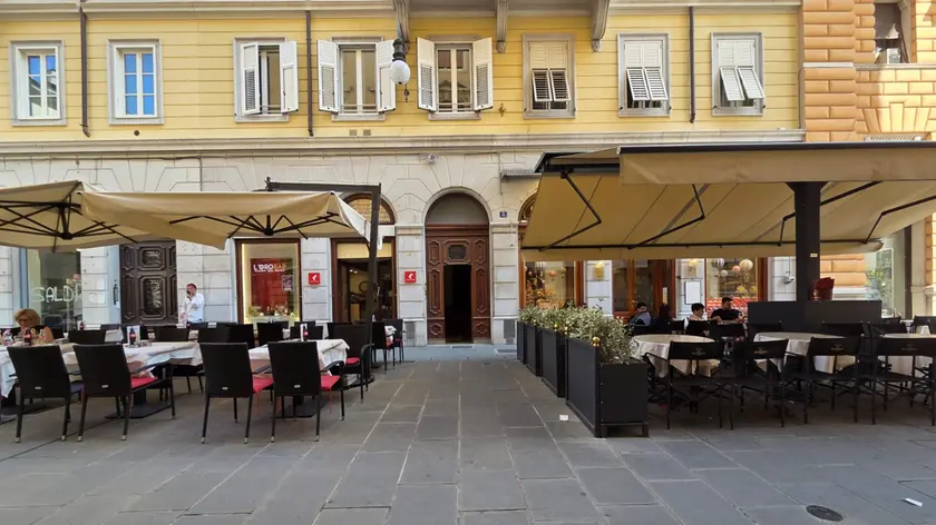 Gli ingressi dei due bar: L’oro, a sinistra, e Bomboniera, a destra