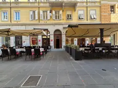 Gli ingressi dei due bar: L’oro, a sinistra, e Bomboniera, a destra