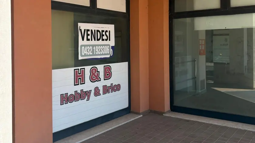 Gli spazi dell’ex Brico con gli avvisi affissi all’esterno