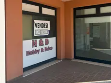 Gli spazi dell’ex Brico con gli avvisi affissi all’esterno