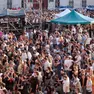 Tra le prime a mettersi in fila già alle 14, sotto il sole, in via Carlo, per accaparatsi un posto proprio sotto il palco sono state due ragazze di Lumignano, in provincia di Vicenza: Anna e Lory. Sono due delle 16.000 fan che hanno atteso impazienti per ore pur di vedere e ascoltare dal vivo i Gorillaz. Nelle foto di Massimo Silvano e Andrea Lasorte, la giornata dei fan che hanno invaso la città