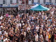 Tra le prime a mettersi in fila già alle 14, sotto il sole, in via Carlo, per accaparatsi un posto proprio sotto il palco sono state due ragazze di Lumignano, in provincia di Vicenza: Anna e Lory. Sono due delle 16.000 fan che hanno atteso impazienti per ore pur di vedere e ascoltare dal vivo i Gorillaz. Nelle foto di Massimo Silvano e Andrea Lasorte, la giornata dei fan che hanno invaso la città