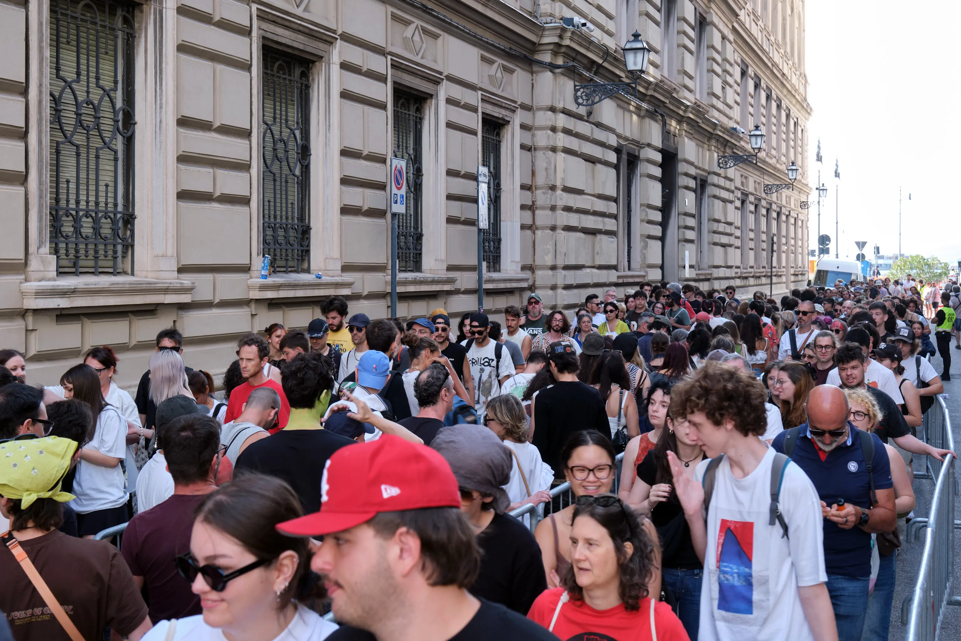 Tra le prime a mettersi in fila già alle 14, sotto il sole, in via Carlo, per accaparatsi un posto proprio sotto il palco sono state due ragazze di Lumignano, in provincia di Vicenza: Anna e Lory. Sono due delle 16.000 fan che hanno atteso impazienti per ore pur di vedere e ascoltare dal vivo i Gorillaz. Nelle foto di Massimo Silvano e Andrea Lasorte, la giornata dei fan che hanno invaso la città