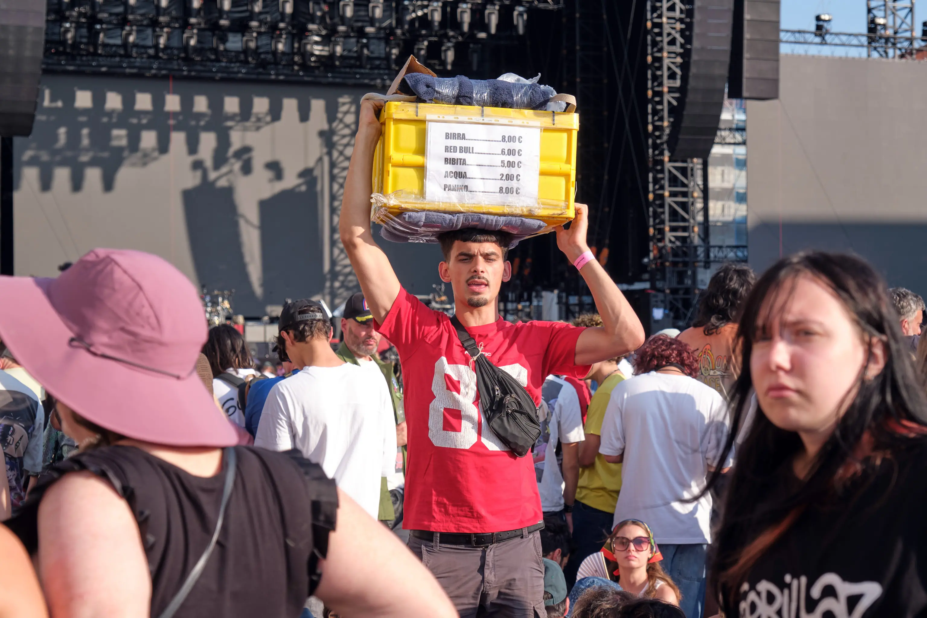 Tra le prime a mettersi in fila già alle 14, sotto il sole, in via Carlo, per accaparatsi un posto proprio sotto il palco sono state due ragazze di Lumignano, in provincia di Vicenza: Anna e Lory. Sono due delle 16.000 fan che hanno atteso impazienti per ore pur di vedere e ascoltare dal vivo i Gorillaz. Nelle foto di Massimo Silvano e Andrea Lasorte, la giornata dei fan che hanno invaso la città
