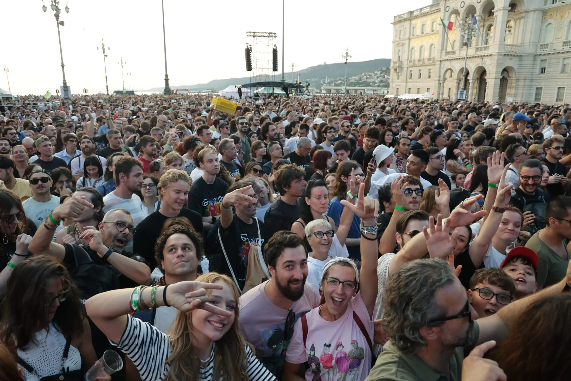 Tra le prime a mettersi in fila già alle 14, sotto il sole, in via Carlo, per accaparatsi un posto proprio sotto il palco sono state due ragazze di Lumignano, in provincia di Vicenza: Anna e Lory. Sono due delle 16.000 fan che hanno atteso impazienti per ore pur di vedere e ascoltare dal vivo i Gorillaz. Nelle foto di Massimo Silvano e Andrea Lasorte, la giornata dei fan che hanno invaso la città