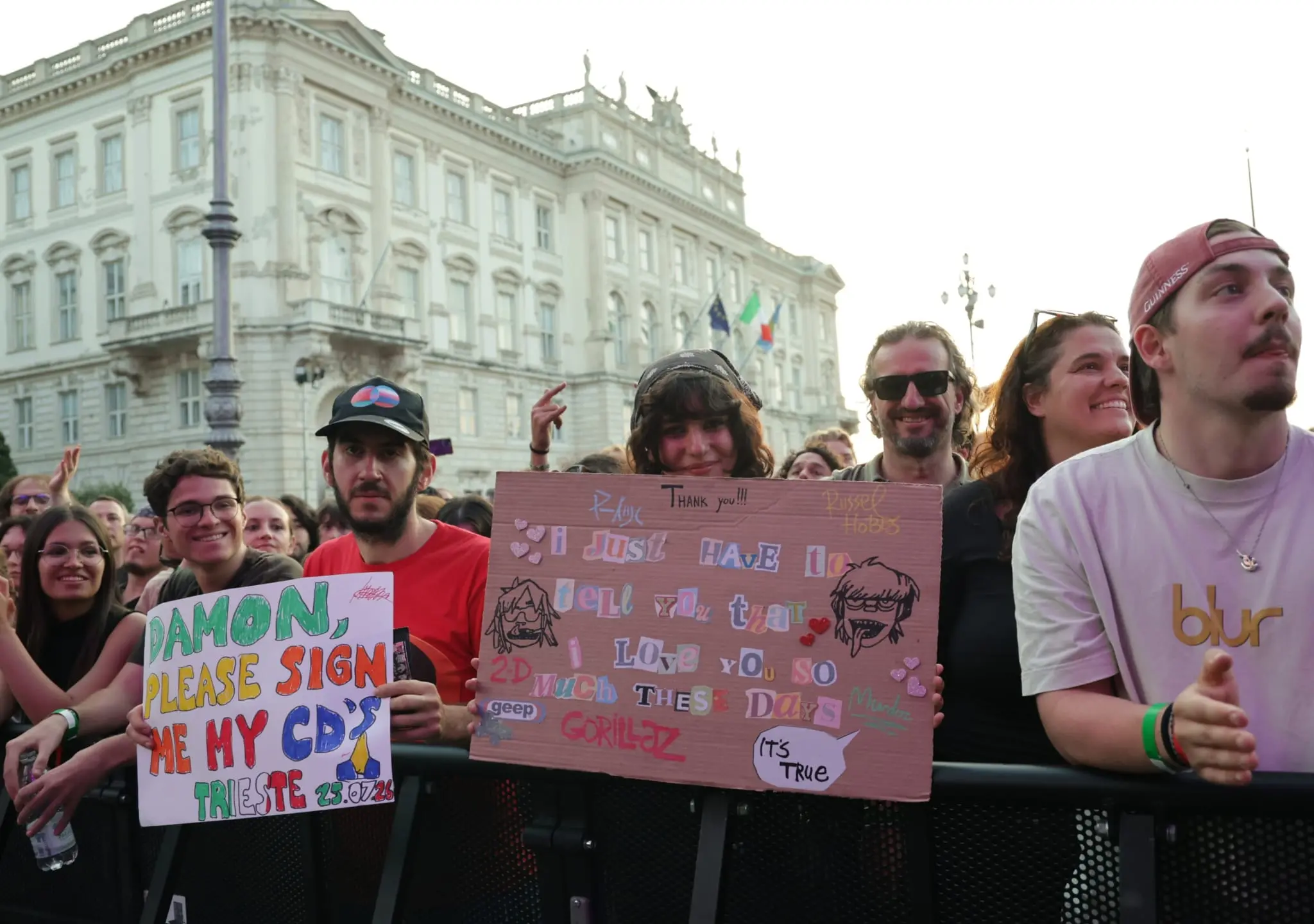 Tra le prime a mettersi in fila già alle 14, sotto il sole, in via Carlo, per accaparatsi un posto proprio sotto il palco sono state due ragazze di Lumignano, in provincia di Vicenza: Anna e Lory. Sono due delle 16.000 fan che hanno atteso impazienti per ore pur di vedere e ascoltare dal vivo i Gorillaz. Nelle foto di Massimo Silvano e Andrea Lasorte, la giornata dei fan che hanno invaso la città