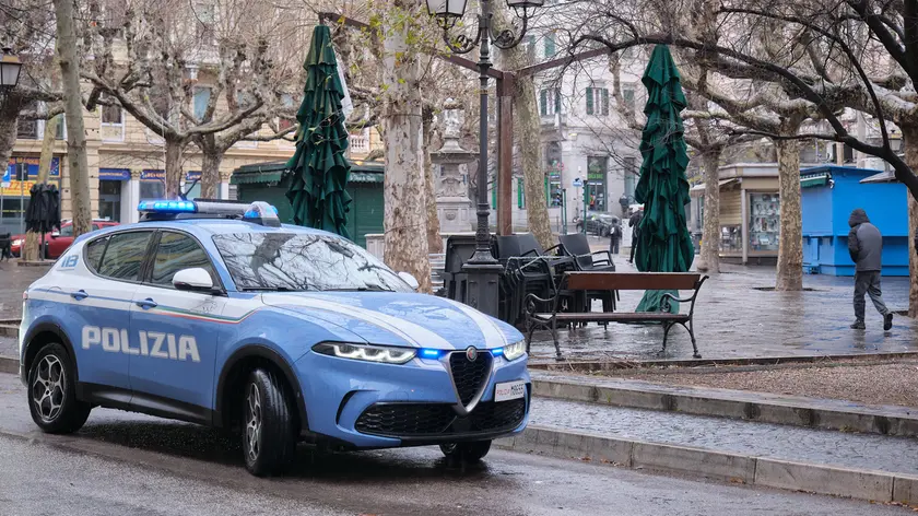 Polizia in piazza Garibaldi a Trieste (foto archivio Silvano)
