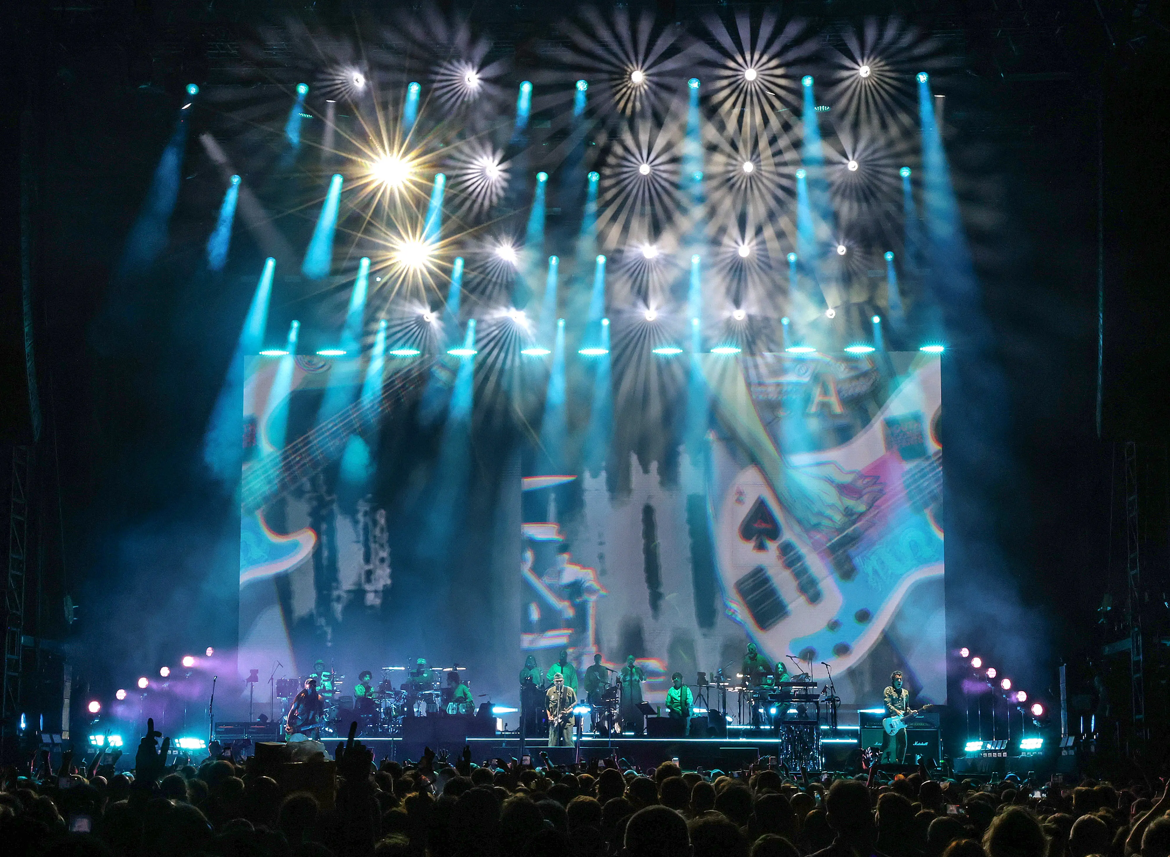 I Gorillaz, prima band animata al mondo, nata quasi per caso, si è presentata ai 16.000 di piazza Unità d’Italia senza filtri per un concerto che ha fatto cantare e ballare sulle hit “Clint Eastwood”, “Delirium” e “Feel Good Inc”. Nella gallery le foto di Andrea Lasorte e Massimo Silvano