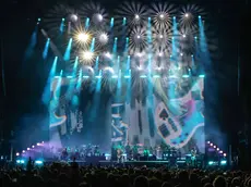 I Gorillaz, prima band animata al mondo, nata quasi per caso, si è presentata ai 16.000 di piazza Unità d’Italia senza filtri per un concerto che ha fatto cantare e ballare sulle hit “Clint Eastwood”, “Delirium” e “Feel Good Inc”. Nella gallery le foto di Andrea Lasorte e Massimo Silvano
