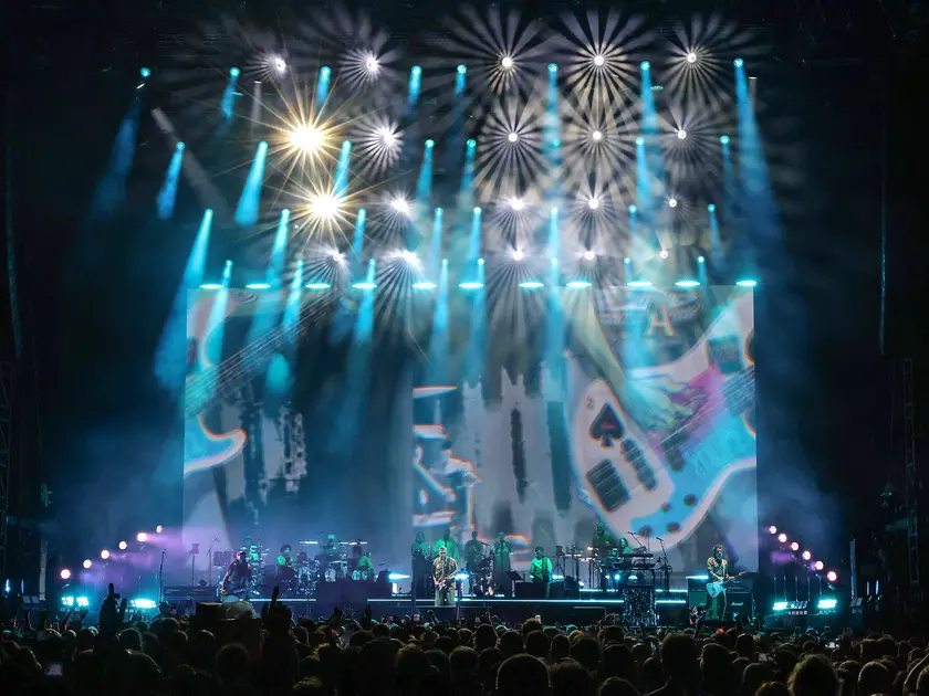 I Gorillaz, prima band animata al mondo, nata quasi per caso, si è presentata ai 16.000 di piazza Unità d’Italia senza filtri per un concerto che ha fatto cantare e ballare sulle hit “Clint Eastwood”, “Delirium” e “Feel Good Inc”. Nella gallery le foto di Andrea Lasorte e Massimo Silvano