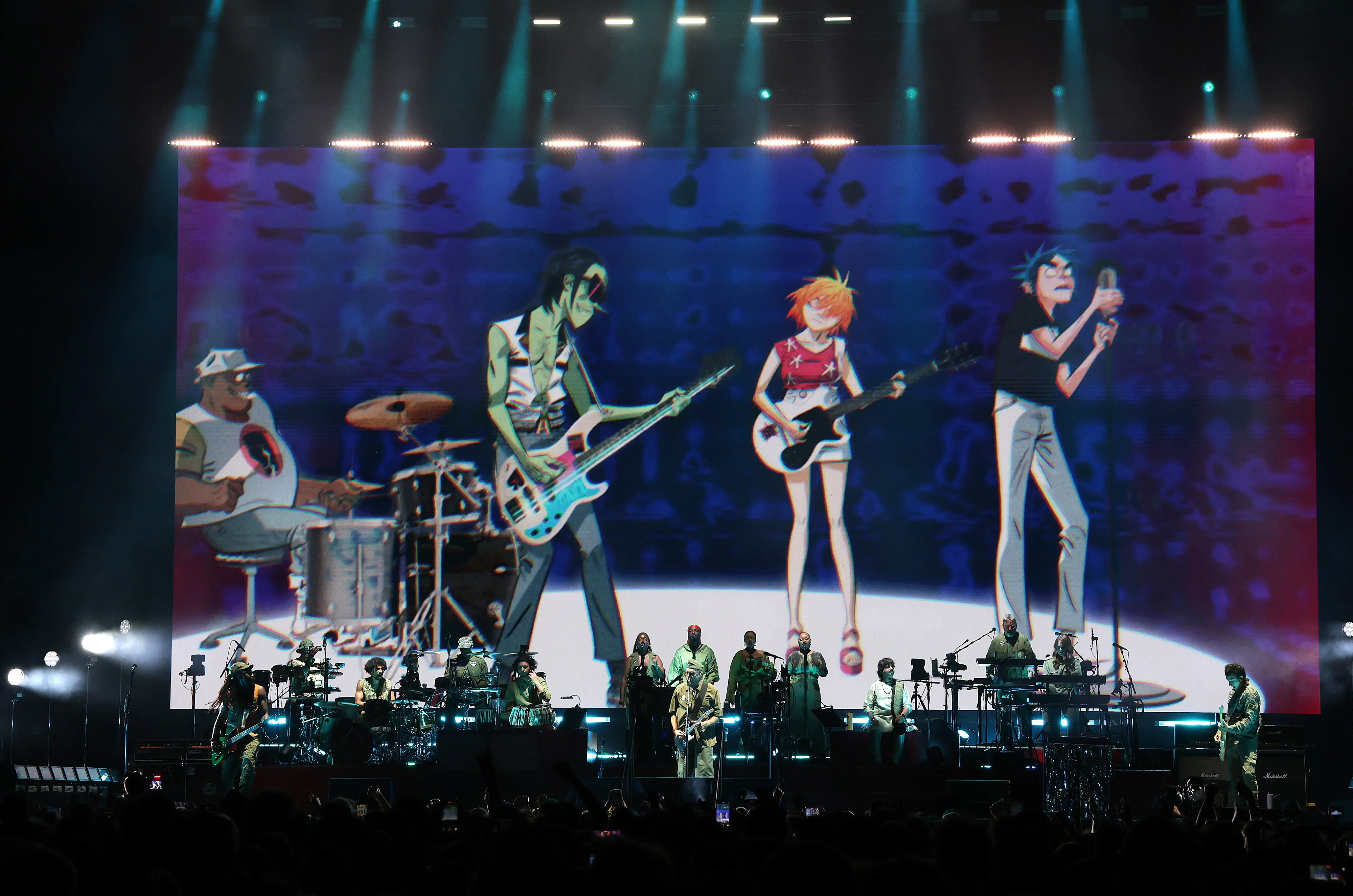 I Gorillaz, prima band animata al mondo, nata quasi per caso, si è presentata ai 16.000 di piazza Unità d’Italia senza filtri per un concerto che ha fatto cantare e ballare sulle hit “Clint Eastwood”, “Delirium” e “Feel Good Inc”. Nella gallery le foto di Andrea Lasorte e Massimo Silvano