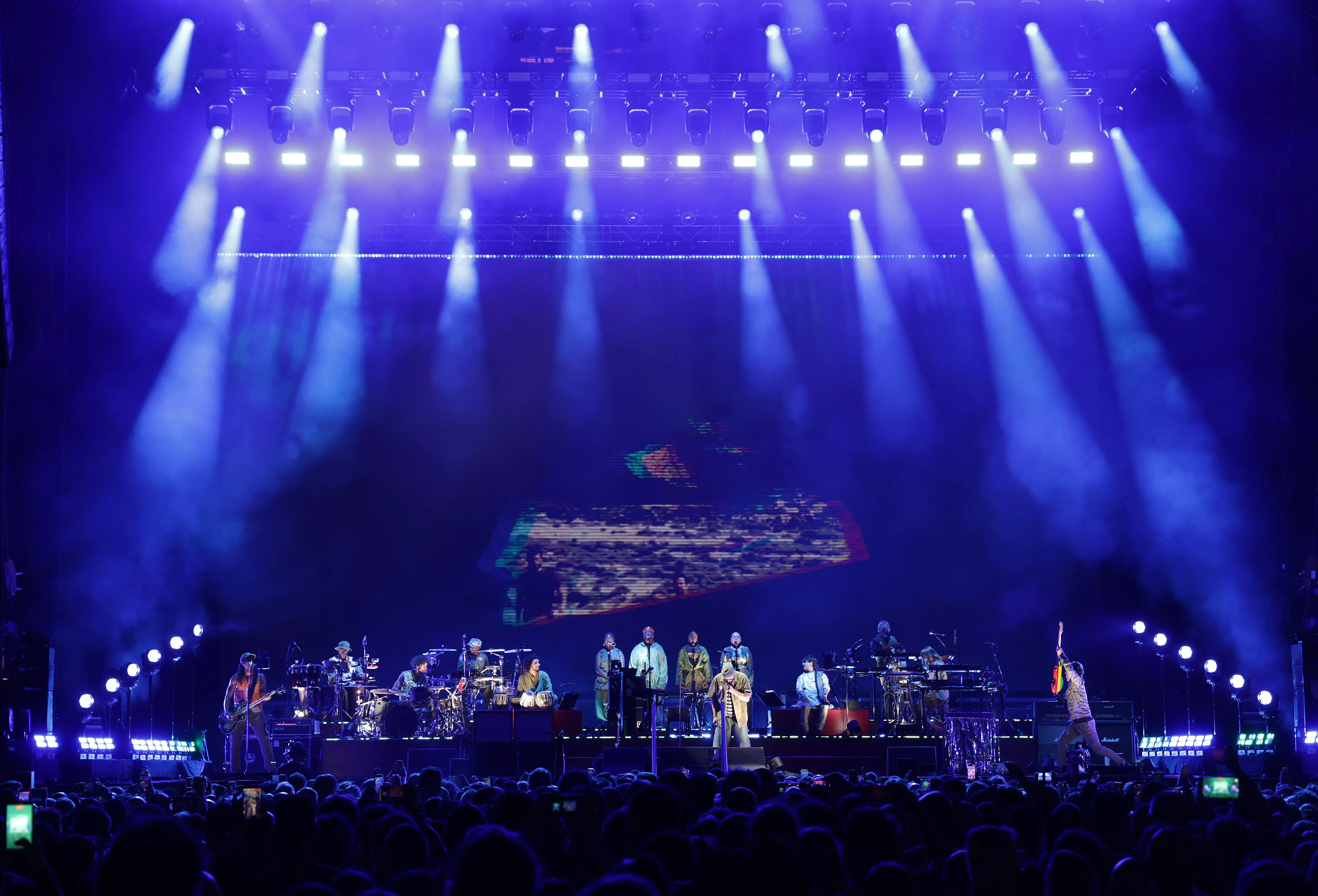 I Gorillaz, prima band animata al mondo, nata quasi per caso, si è presentata ai 16.000 di piazza Unità d’Italia senza filtri per un concerto che ha fatto cantare e ballare sulle hit “Clint Eastwood”, “Delirium” e “Feel Good Inc”. Nella gallery le foto di Andrea Lasorte e Massimo Silvano