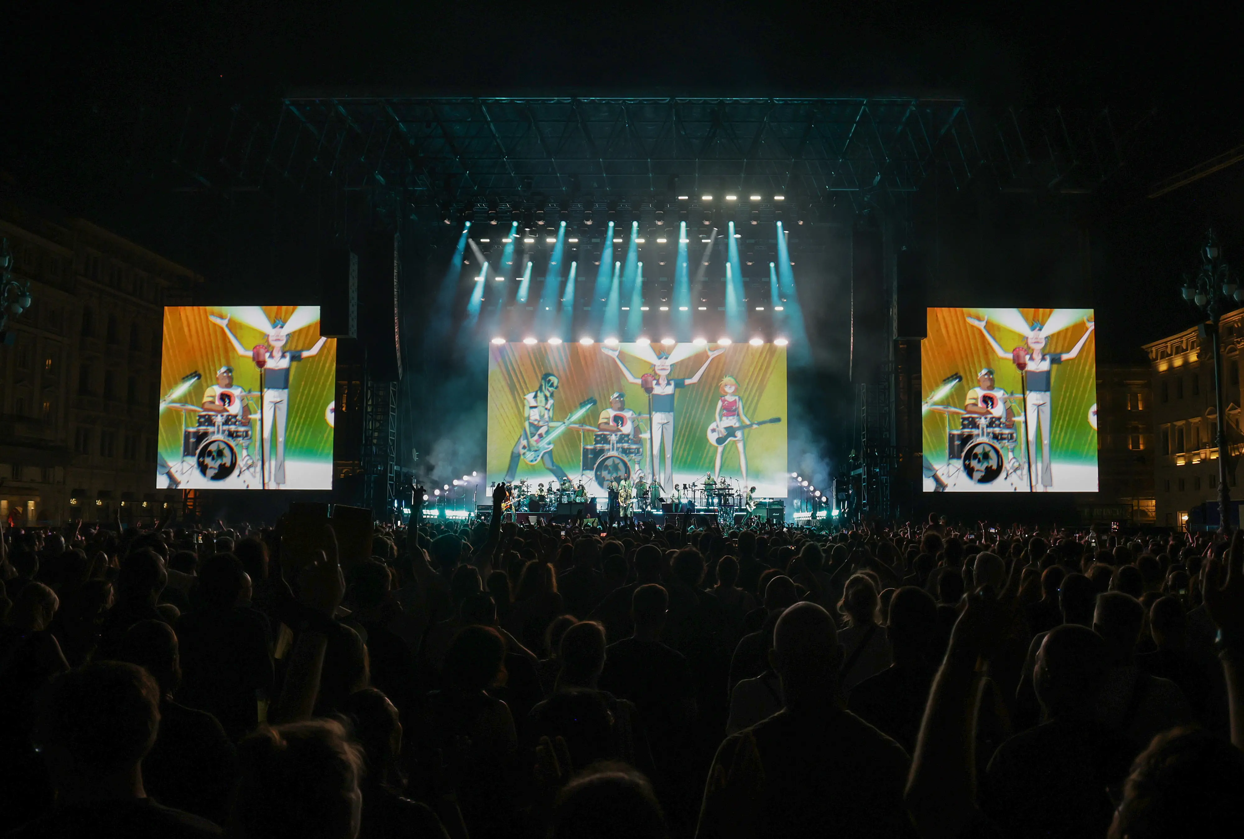 I Gorillaz, prima band animata al mondo, nata quasi per caso, si è presentata ai 16.000 di piazza Unità d’Italia senza filtri per un concerto che ha fatto cantare e ballare sulle hit “Clint Eastwood”, “Delirium” e “Feel Good Inc”. Nella gallery le foto di Andrea Lasorte e Massimo Silvano