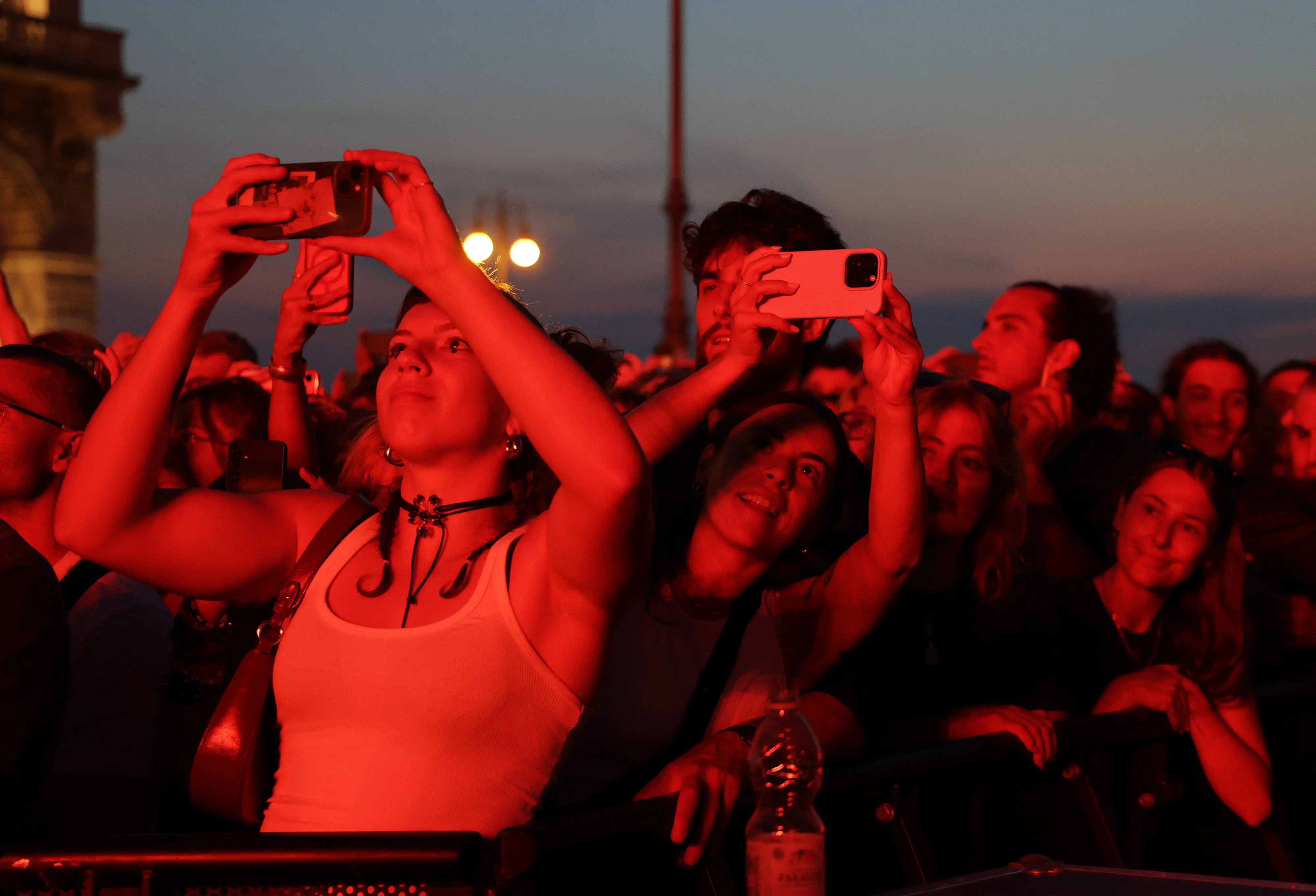 I Gorillaz, prima band animata al mondo, nata quasi per caso, si è presentata ai 16.000 di piazza Unità d’Italia senza filtri per un concerto che ha fatto cantare e ballare sulle hit “Clint Eastwood”, “Delirium” e “Feel Good Inc”. Nella gallery le foto di Andrea Lasorte e Massimo Silvano