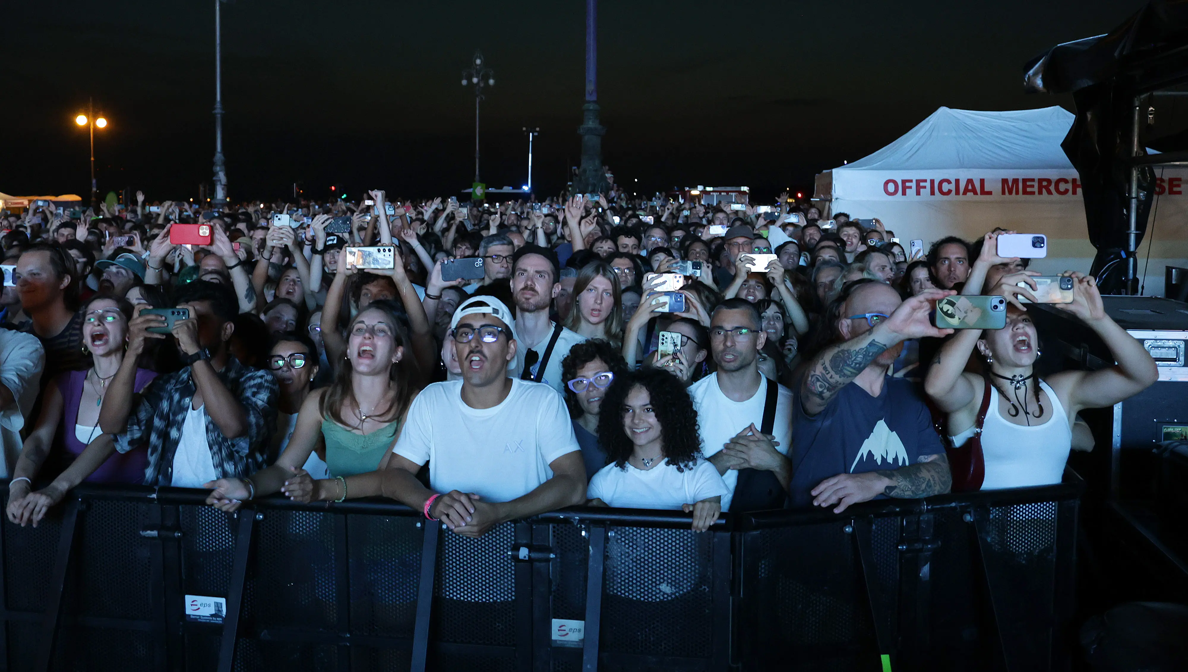 I Gorillaz, prima band animata al mondo, nata quasi per caso, si è presentata ai 16.000 di piazza Unità d’Italia senza filtri per un concerto che ha fatto cantare e ballare sulle hit “Clint Eastwood”, “Delirium” e “Feel Good Inc”. Nella gallery le foto di Andrea Lasorte e Massimo Silvano