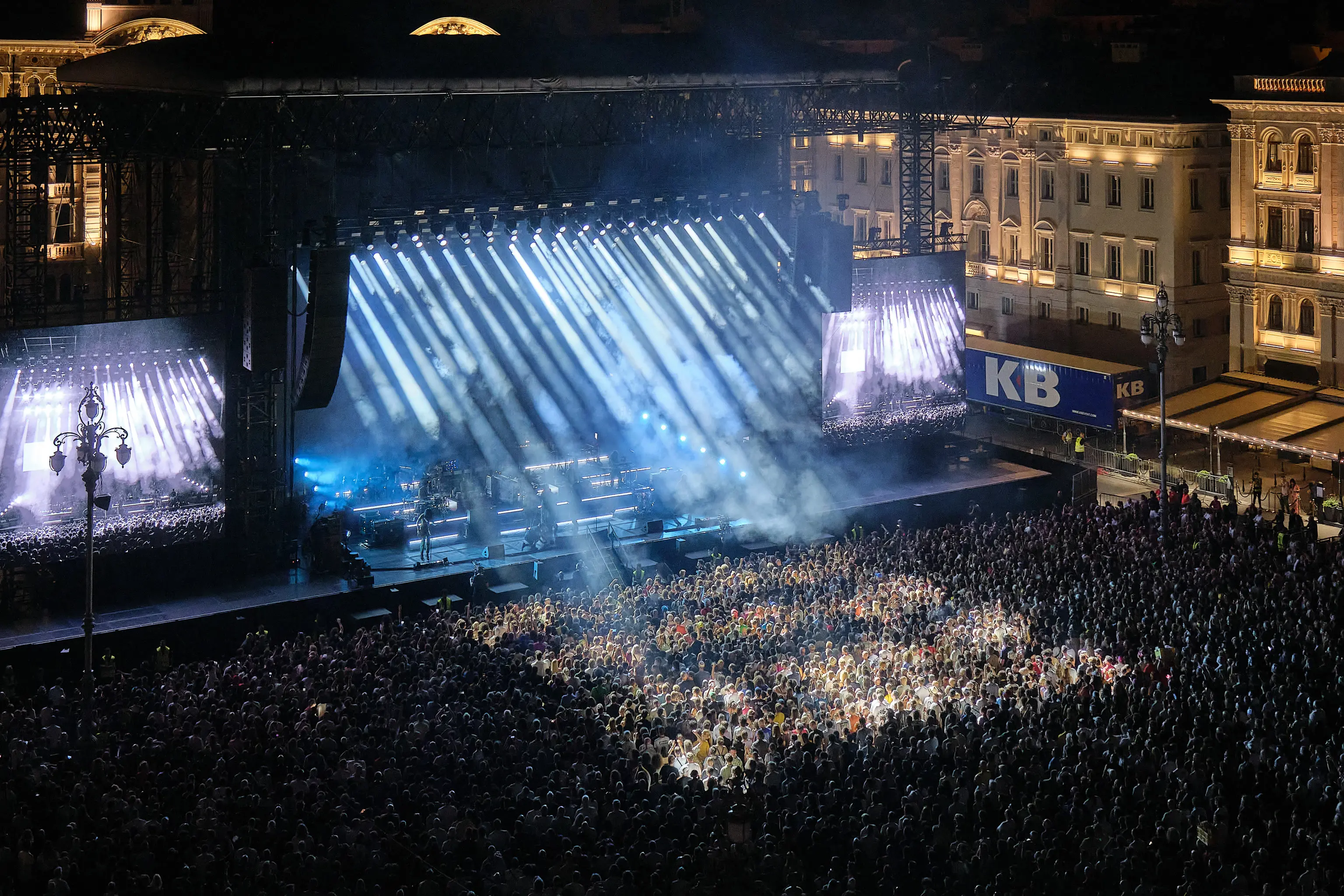 I Gorillaz, prima band animata al mondo, nata quasi per caso, si è presentata ai 16.000 di piazza Unità d’Italia senza filtri per un concerto che ha fatto cantare e ballare sulle hit “Clint Eastwood”, “Delirium” e “Feel Good Inc”. Nella gallery le foto di Andrea Lasorte e Massimo Silvano