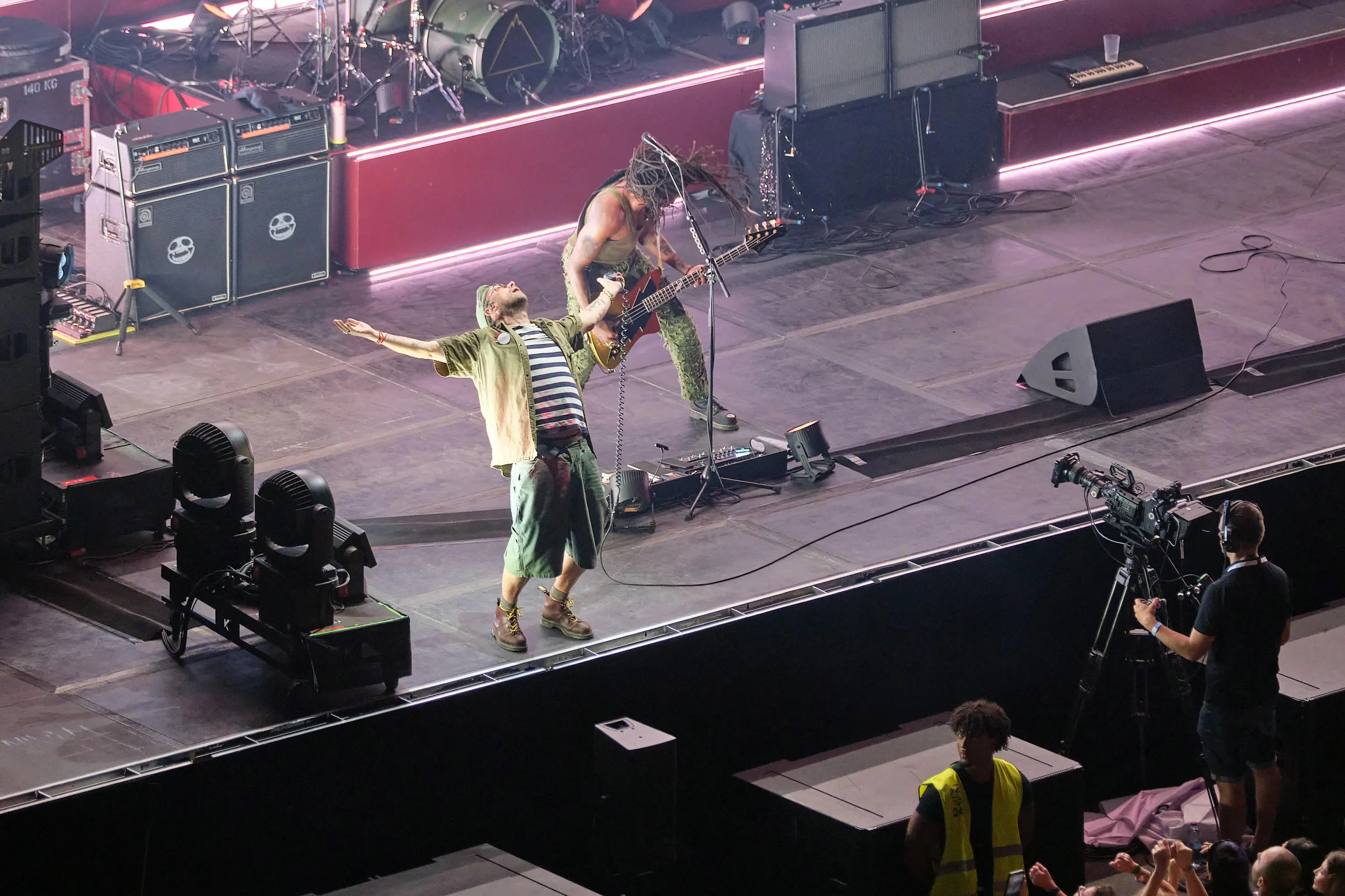 I Gorillaz, prima band animata al mondo, nata quasi per caso, si è presentata ai 16.000 di piazza Unità d’Italia senza filtri per un concerto che ha fatto cantare e ballare sulle hit “Clint Eastwood”, “Delirium” e “Feel Good Inc”. Nella gallery le foto di Andrea Lasorte e Massimo Silvano