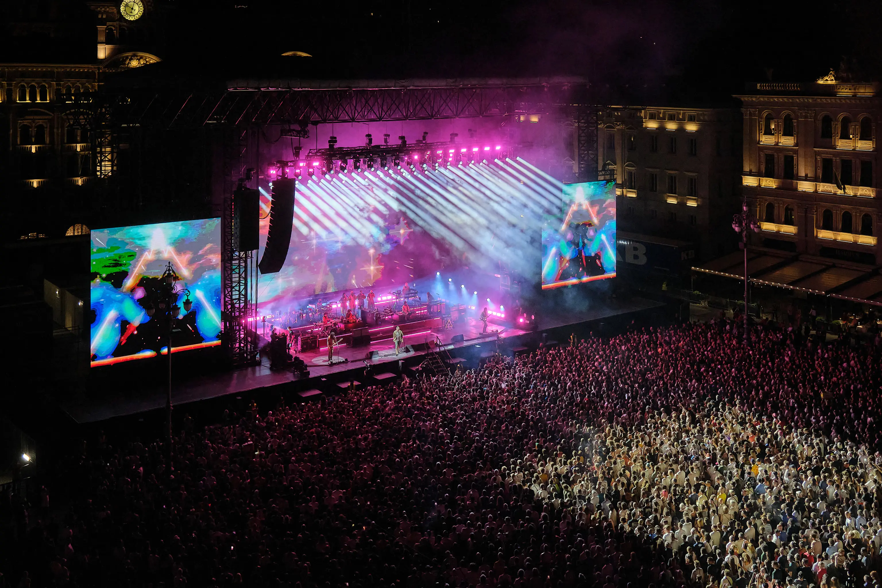 I Gorillaz, prima band animata al mondo, nata quasi per caso, si è presentata ai 16.000 di piazza Unità d’Italia senza filtri per un concerto che ha fatto cantare e ballare sulle hit “Clint Eastwood”, “Delirium” e “Feel Good Inc”. Nella gallery le foto di Andrea Lasorte e Massimo Silvano