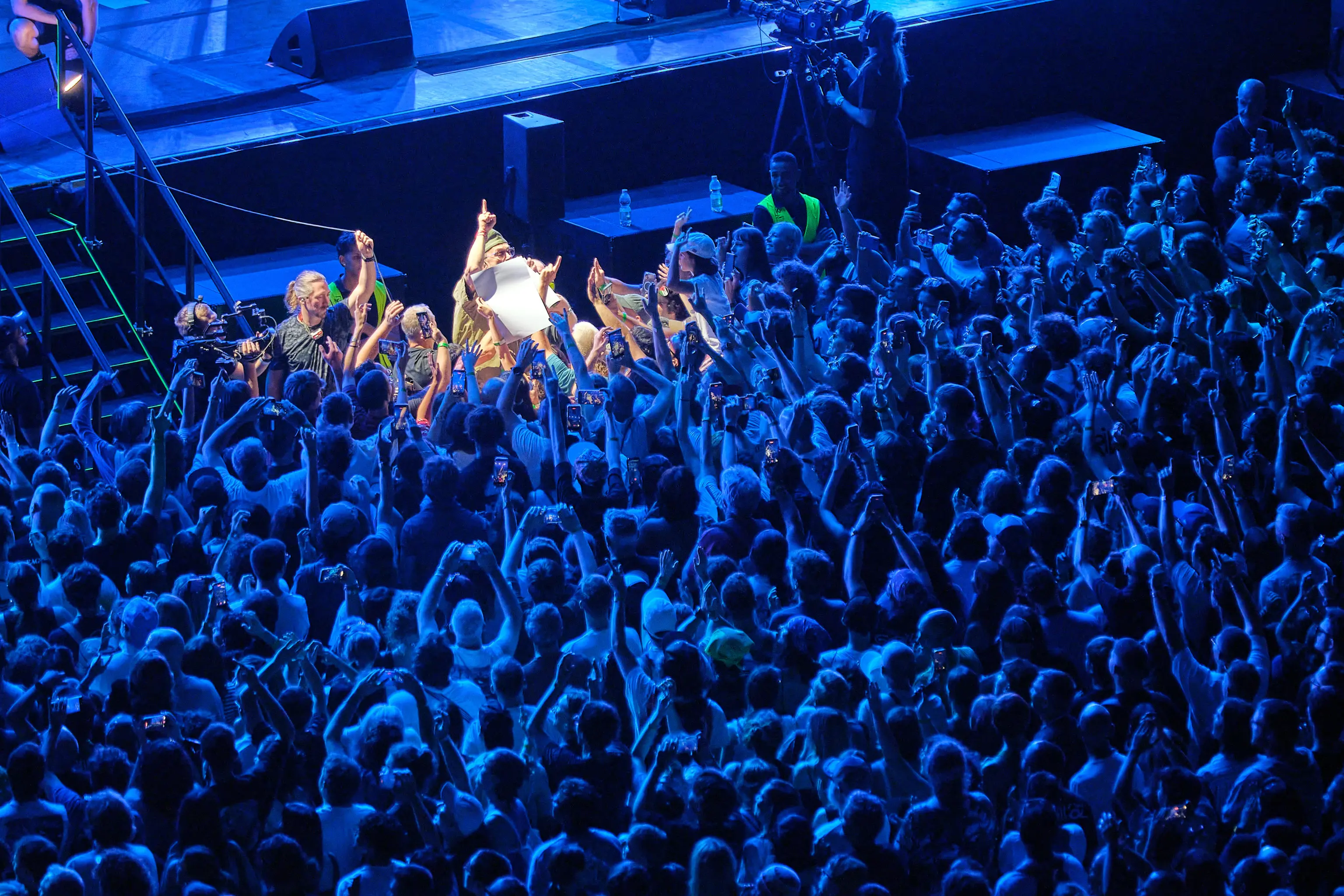 I Gorillaz, prima band animata al mondo, nata quasi per caso, si è presentata ai 16.000 di piazza Unità d’Italia senza filtri per un concerto che ha fatto cantare e ballare sulle hit “Clint Eastwood”, “Delirium” e “Feel Good Inc”. Nella gallery le foto di Andrea Lasorte e Massimo Silvano