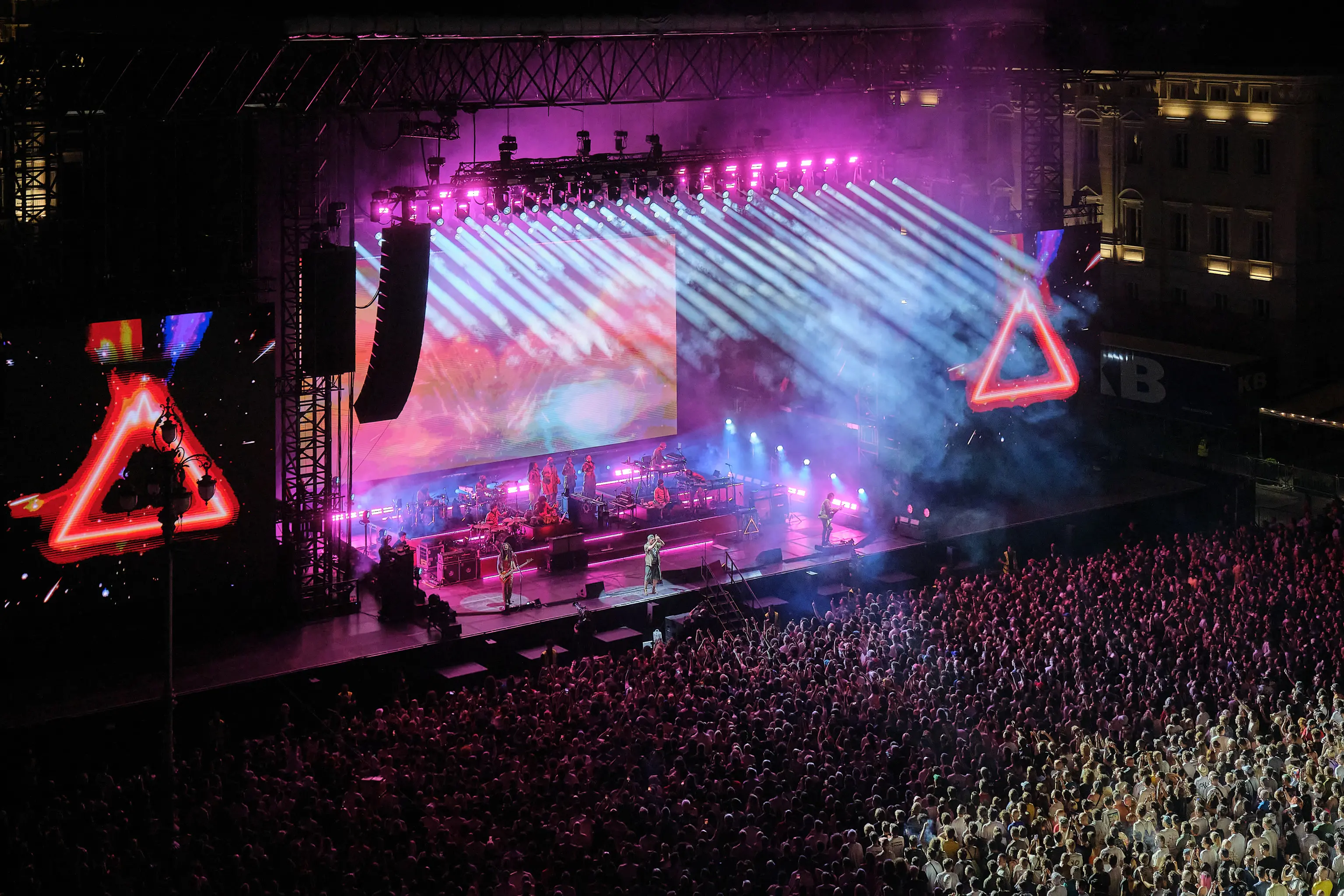 I Gorillaz, prima band animata al mondo, nata quasi per caso, si è presentata ai 16.000 di piazza Unità d’Italia senza filtri per un concerto che ha fatto cantare e ballare sulle hit “Clint Eastwood”, “Delirium” e “Feel Good Inc”. Nella gallery le foto di Andrea Lasorte e Massimo Silvano