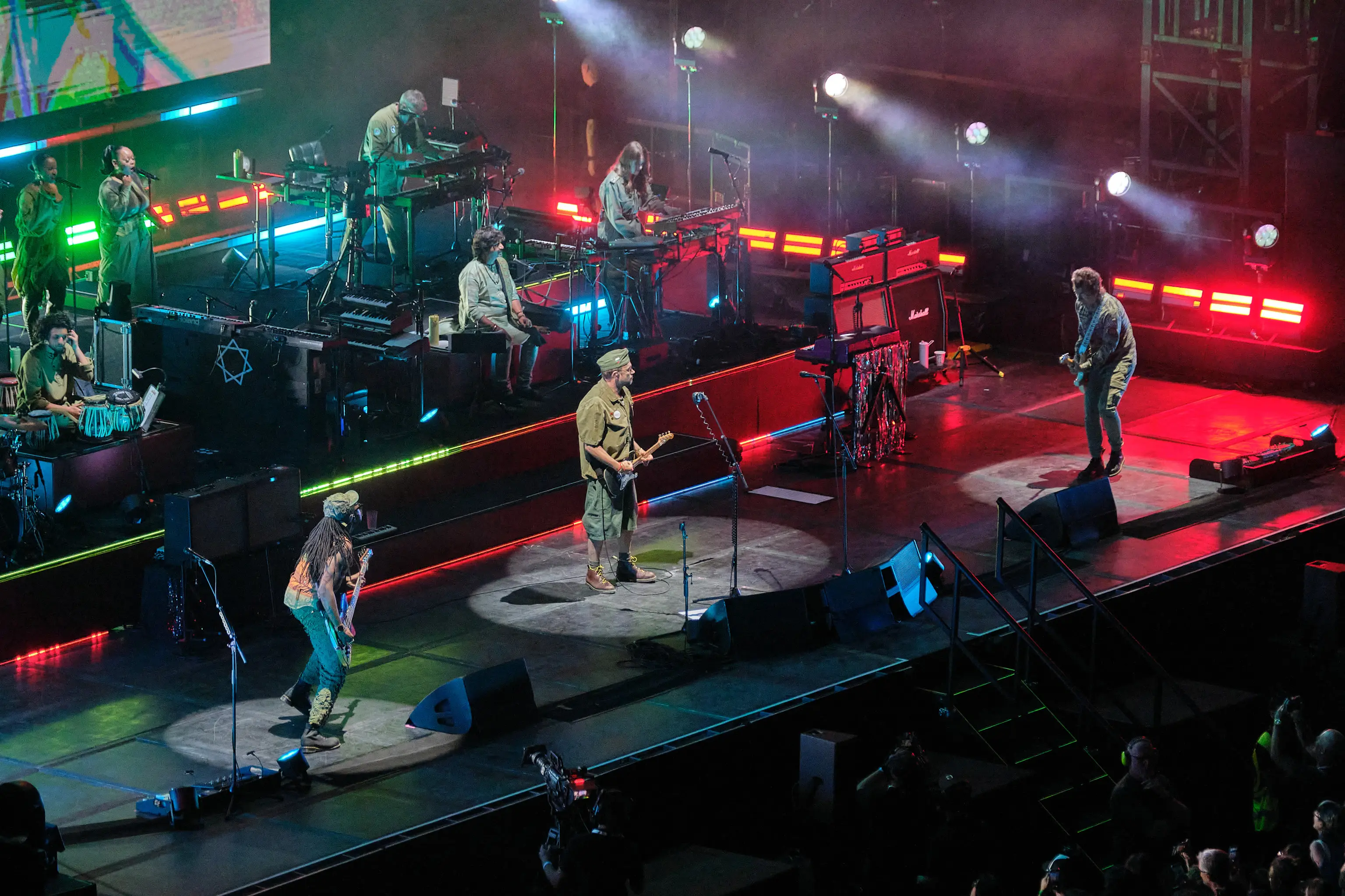 I Gorillaz, prima band animata al mondo, nata quasi per caso, si è presentata ai 16.000 di piazza Unità d’Italia senza filtri per un concerto che ha fatto cantare e ballare sulle hit “Clint Eastwood”, “Delirium” e “Feel Good Inc”. Nella gallery le foto di Andrea Lasorte e Massimo Silvano