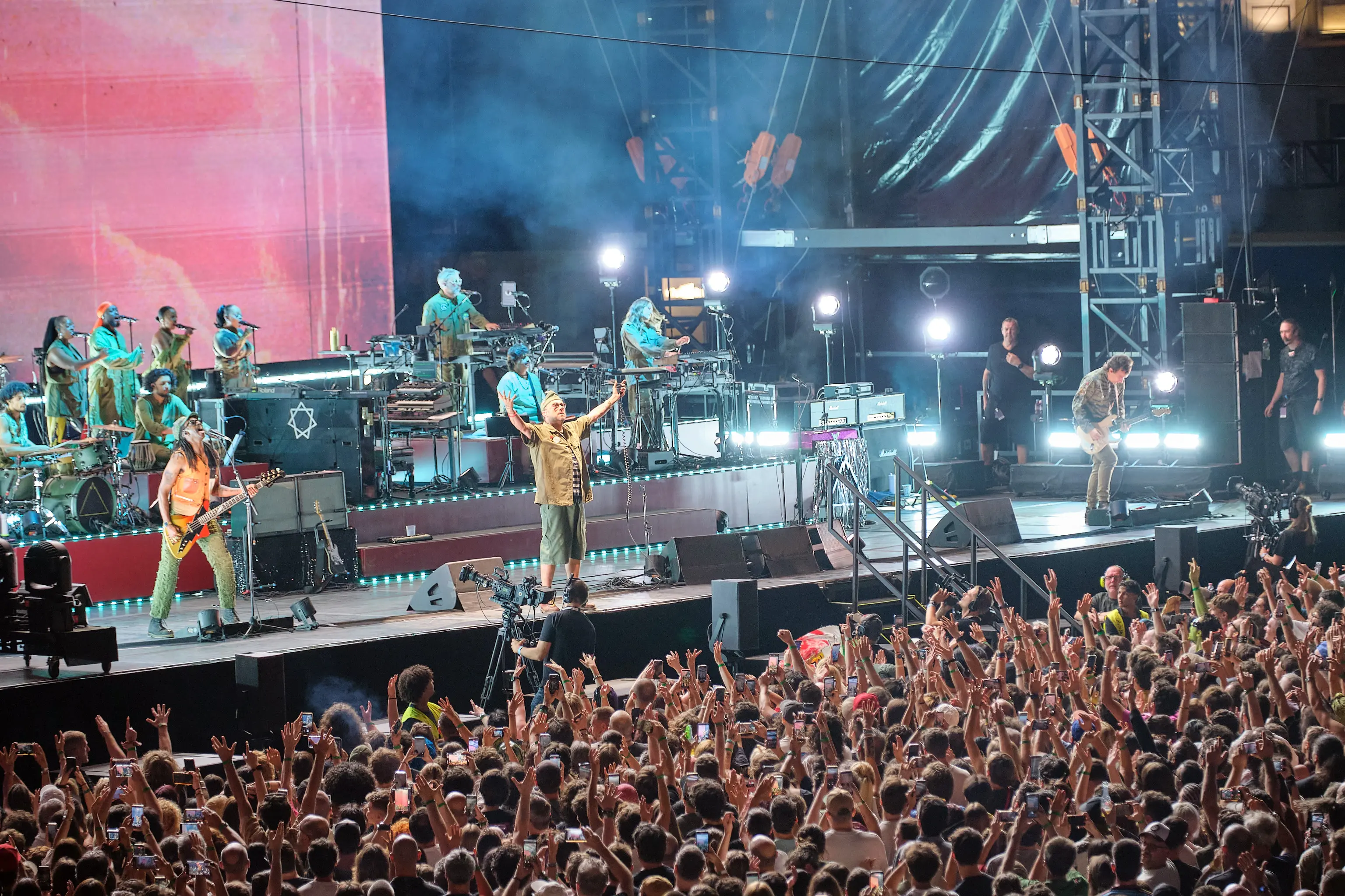 I Gorillaz, prima band animata al mondo, nata quasi per caso, si è presentata ai 16.000 di piazza Unità d’Italia senza filtri per un concerto che ha fatto cantare e ballare sulle hit “Clint Eastwood”, “Delirium” e “Feel Good Inc”. Nella gallery le foto di Andrea Lasorte e Massimo Silvano