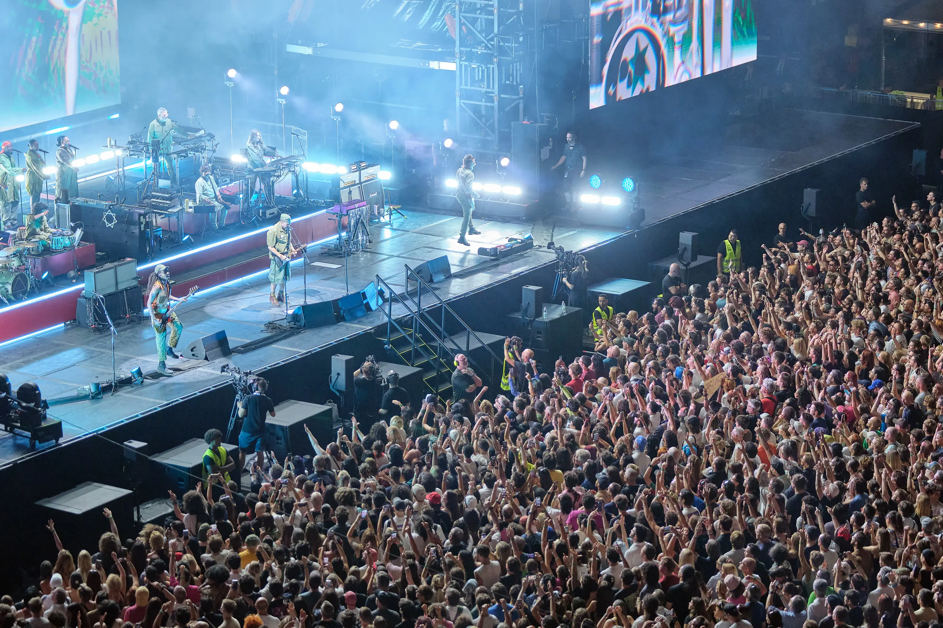 I Gorillaz, prima band animata al mondo, nata quasi per caso, si è presentata ai 16.000 di piazza Unità d’Italia senza filtri per un concerto che ha fatto cantare e ballare sulle hit “Clint Eastwood”, “Delirium” e “Feel Good Inc”. Nella gallery le foto di Andrea Lasorte e Massimo Silvano
