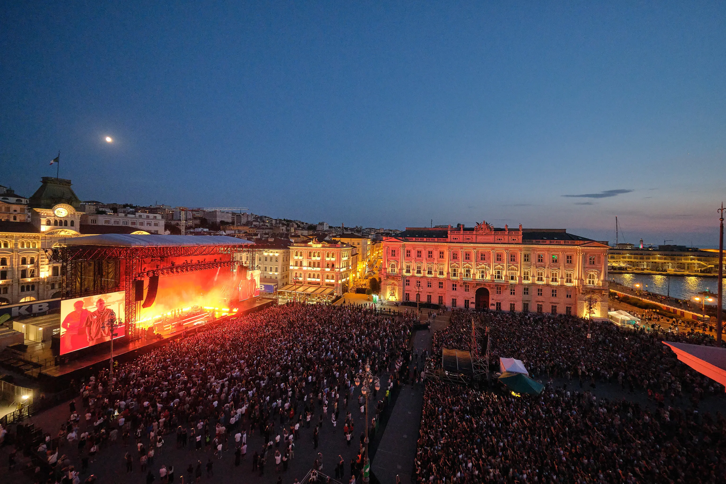 I Gorillaz, prima band animata al mondo, nata quasi per caso, si è presentata ai 16.000 di piazza Unità d’Italia senza filtri per un concerto che ha fatto cantare e ballare sulle hit “Clint Eastwood”, “Delirium” e “Feel Good Inc”. Nella gallery le foto di Andrea Lasorte e Massimo Silvano
