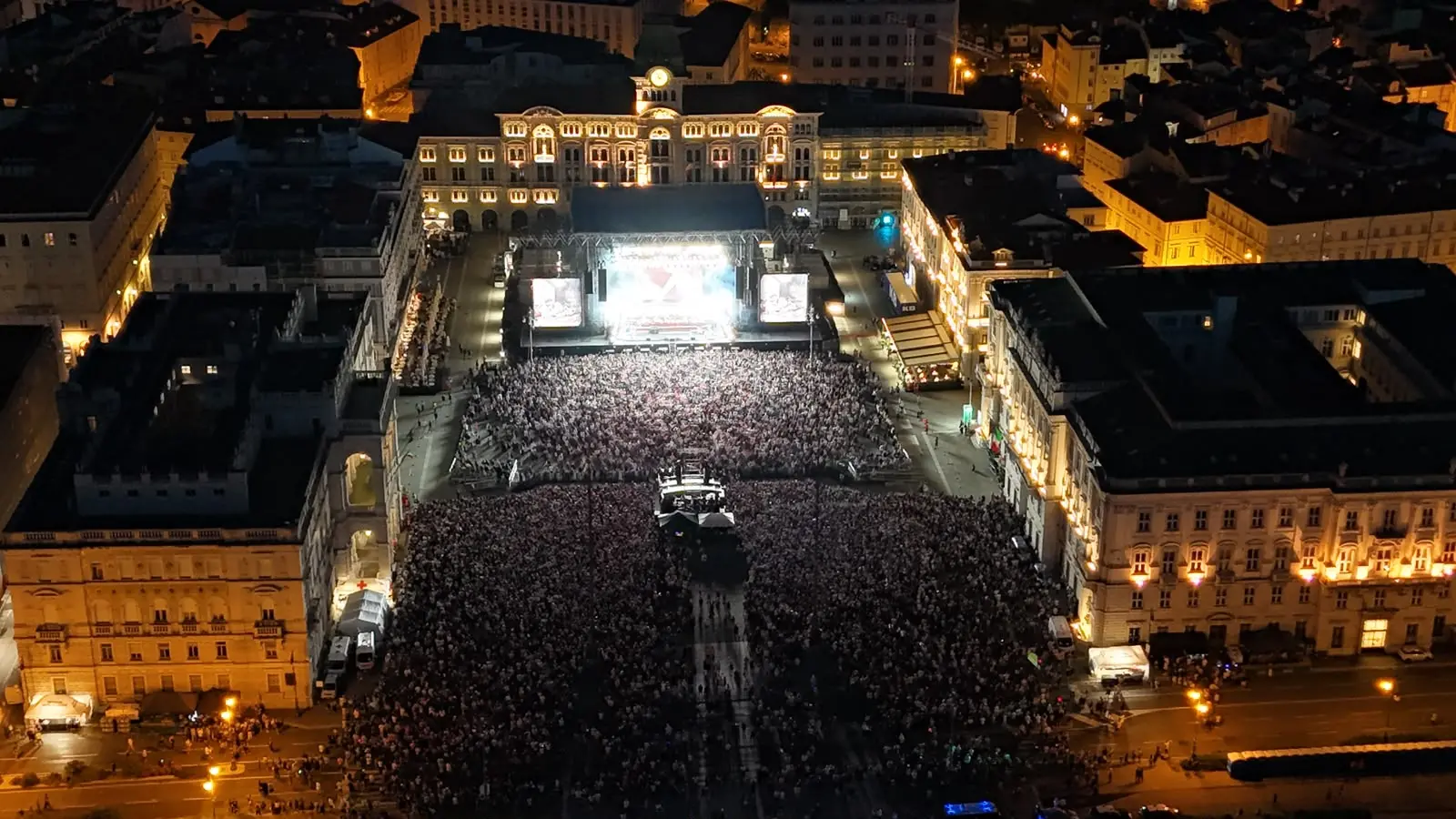 I Gorillaz, prima band animata al mondo, nata quasi per caso, si è presentata ai 16.000 di piazza Unità d’Italia senza filtri per un concerto che ha fatto cantare e ballare sulle hit “Clint Eastwood”, “Delirium” e “Feel Good Inc”. Nella gallery le foto di Andrea Lasorte e Massimo Silvano