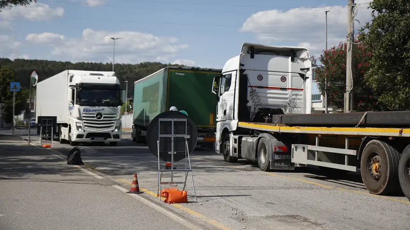 Il traffico di mezzi pesanti è cresciuto di pari passo con lo sviluppo dell’area portuale e industriale (foto Zonch/Bonaventura)