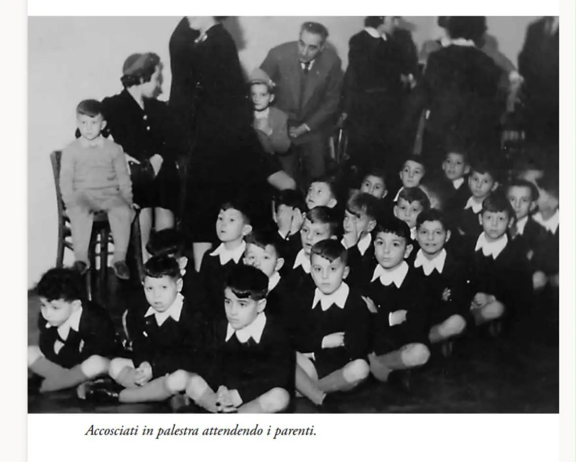 Bambini seduti in palestra mentre attendono i genitori
