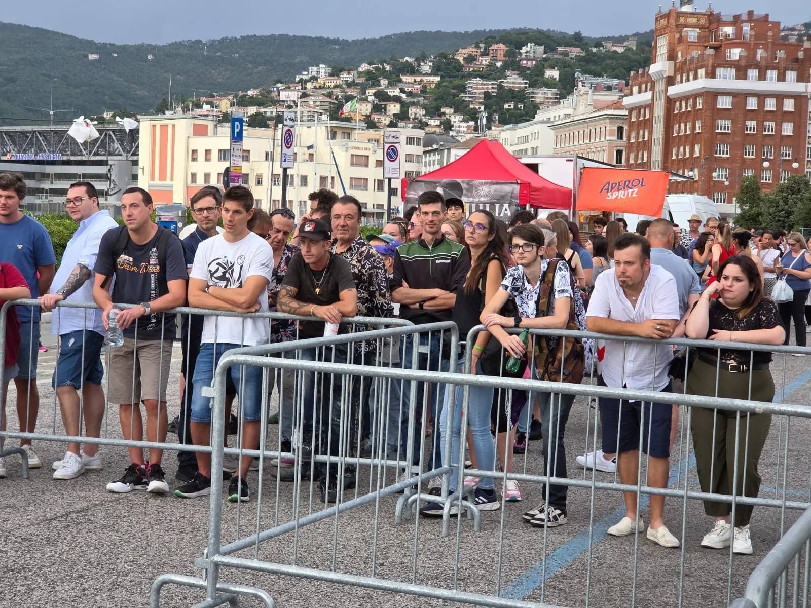 I primi partecipanti ad essere arrivati in piazza Unità
