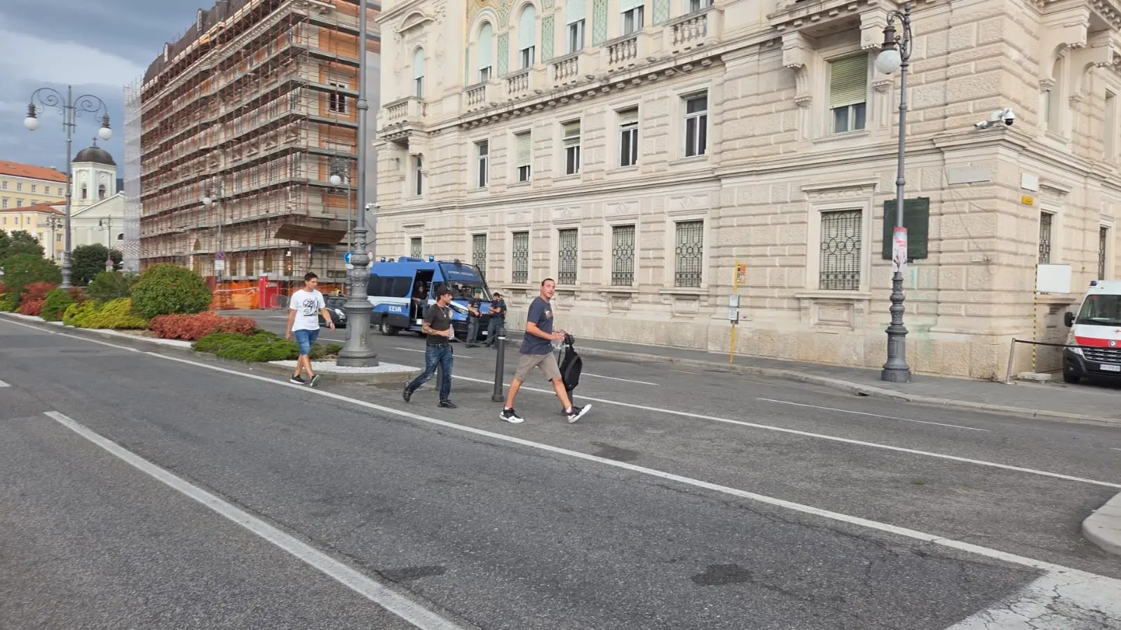 I primi partecipanti ad entrare nell'area dell'evento