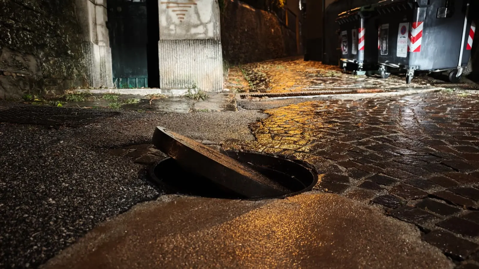 Tombini saltati. Foto Lasorte
