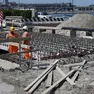 Le operazioni di posa dell’impalcato che costituirà il futuro ponte Bianco lungo le Rive Foto Lasorte