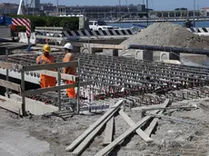 Le operazioni di posa dell’impalcato che costituirà il futuro ponte Bianco lungo le Rive Foto Lasorte