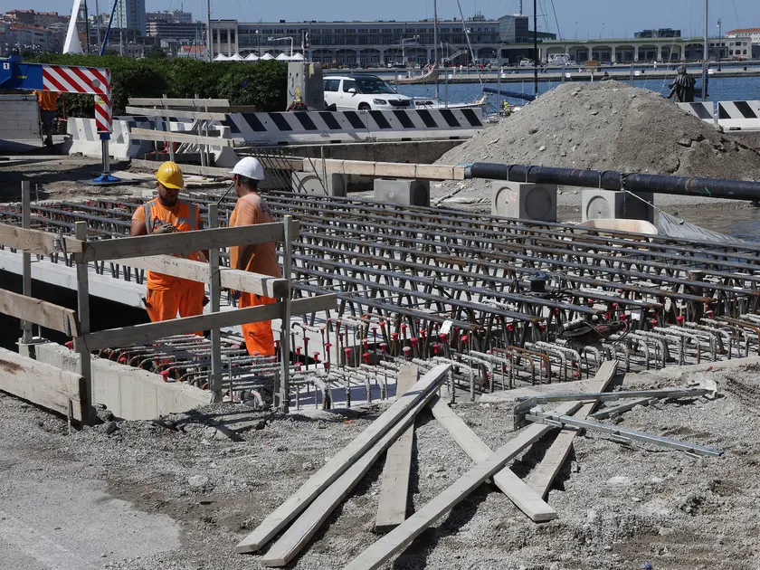 Le operazioni di posa dell’impalcato che costituirà il futuro ponte Bianco lungo le Rive Foto Lasorte