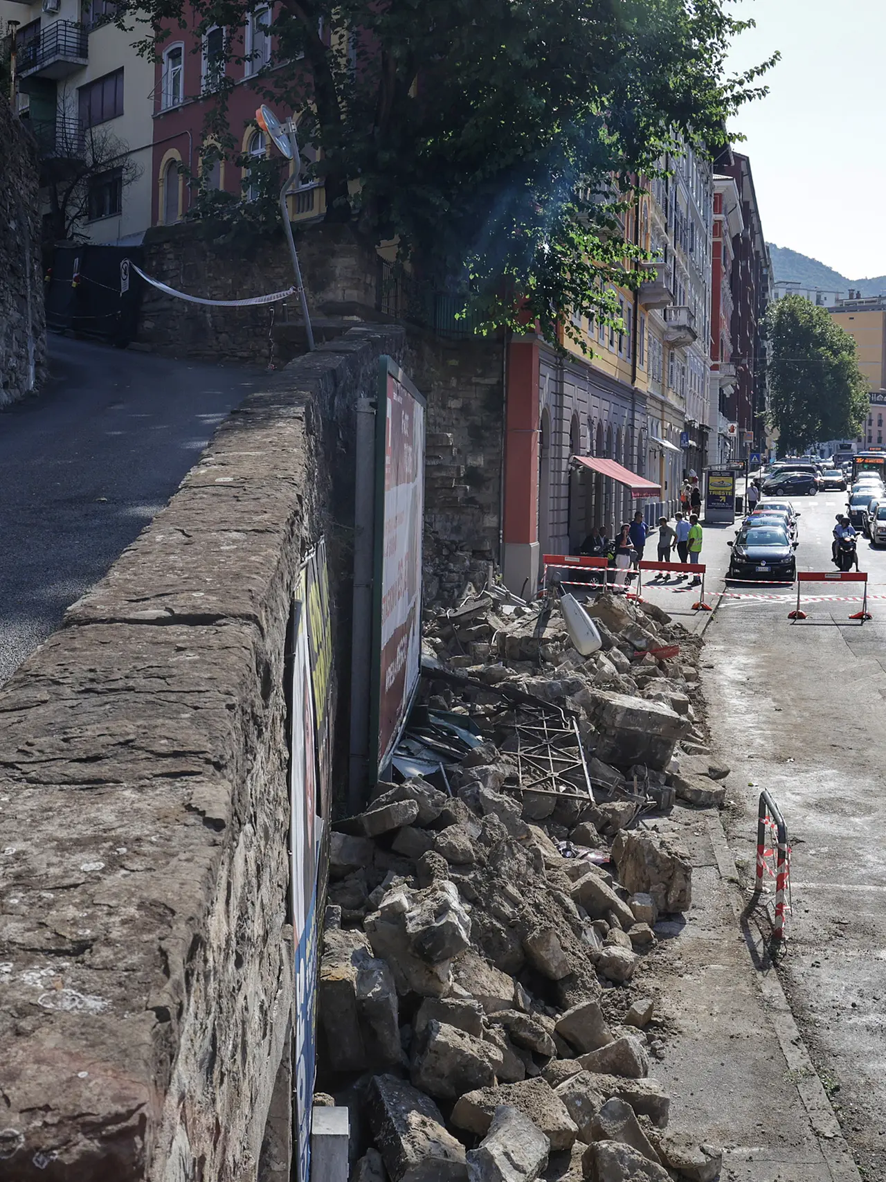 Il muro di sostegno di via dello Scoglio Foto Lasorte