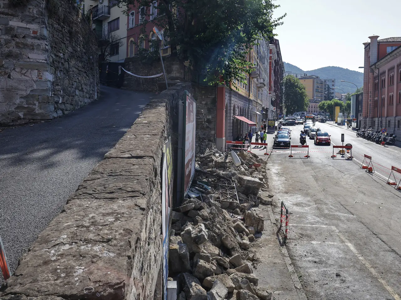 Il muro di sostegno di via dello Scoglio Foto Lasorte