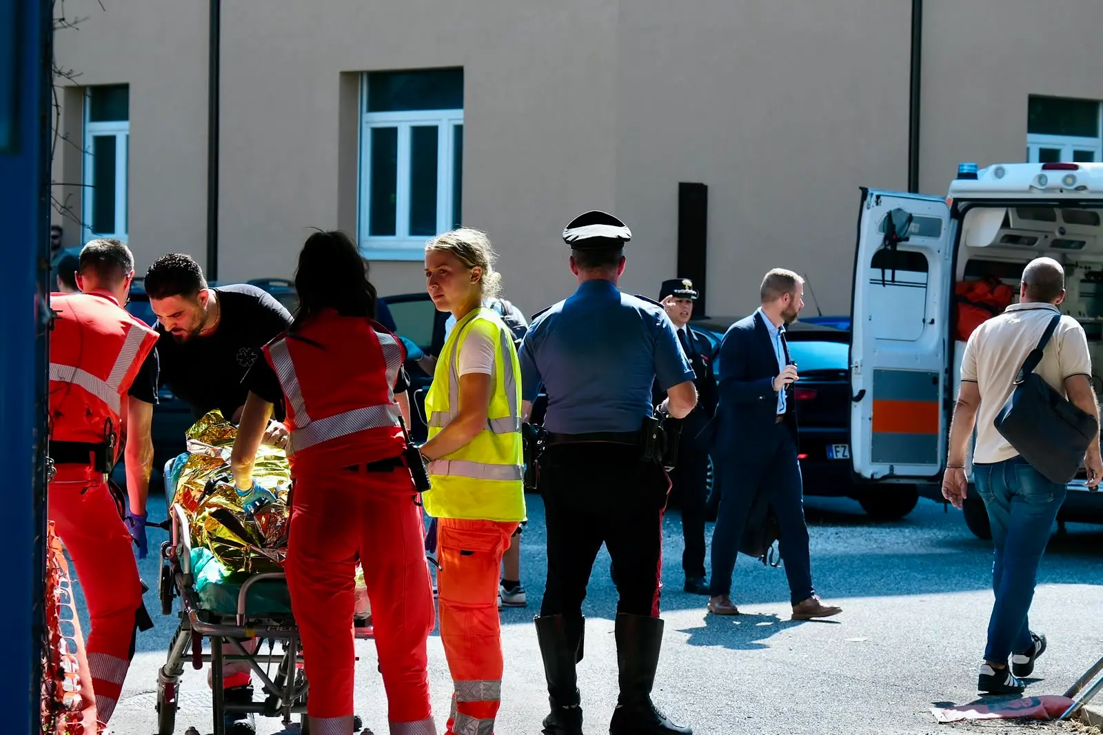 I sanitari portano via in barella uno degli uomini fermati dai carabinieri per l'aggressione brutale a una donna di 39 anni. Foto di Massimo Silvano