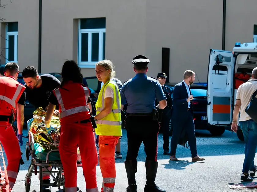 I sanitari portano via in barella uno degli uomini fermati dai carabinieri per l'aggressione brutale a una donna di 39 anni. Foto di Massimo Silvano