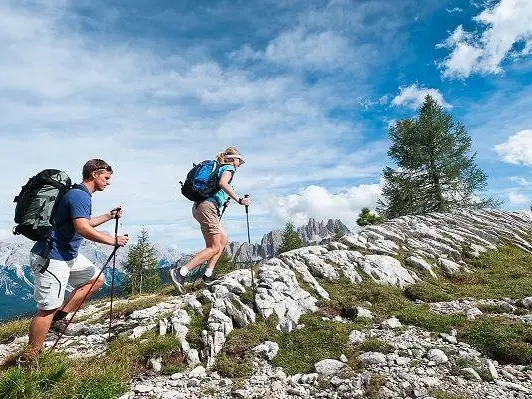 Dolomiti, 10 escursioni segrete per sfuggire all’overtourism: dai laghi alle valli più selvagge