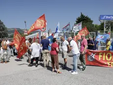 L’assemblea dei 320 lavoratori di Startech (foto Andrea Lasorte)