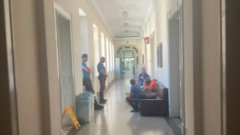 La donna accusata in attesa dell’udienza con carabinieri e legale