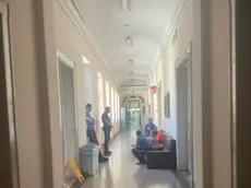 La donna accusata in attesa dell’udienza con carabinieri e legale
