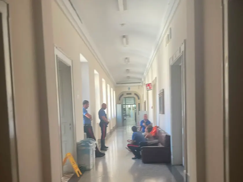 La donna accusata in attesa dell’udienza con carabinieri e legale